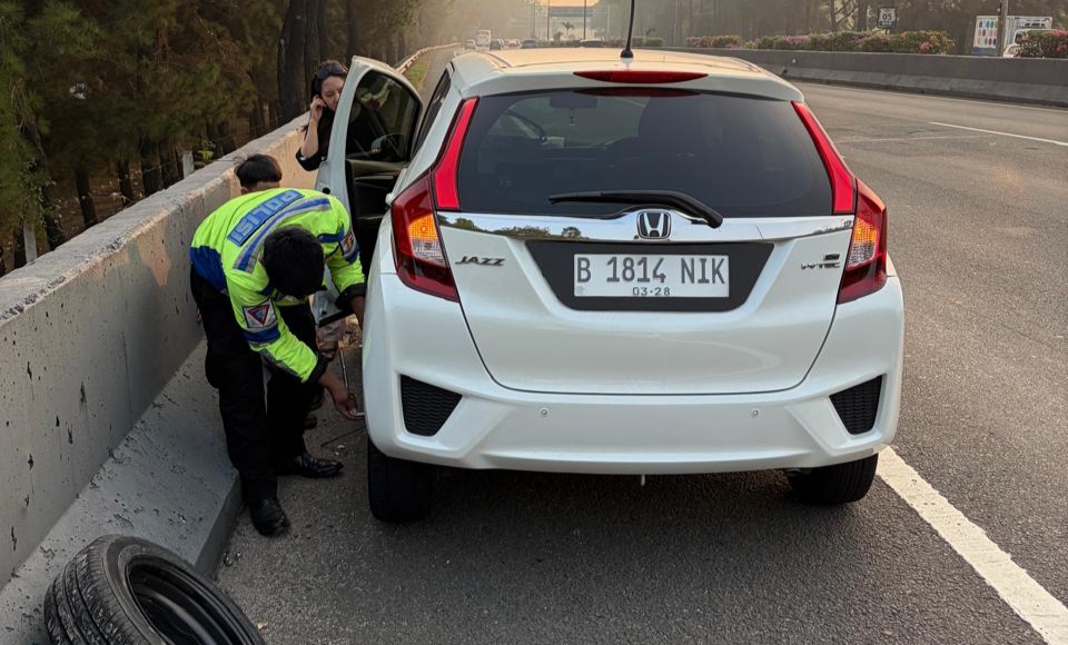Polantas Karib Bersama Personil Induk PJR BSD Korlantas Polri Membantu Ibu-Ibu Pecah Ban di Tol BSD