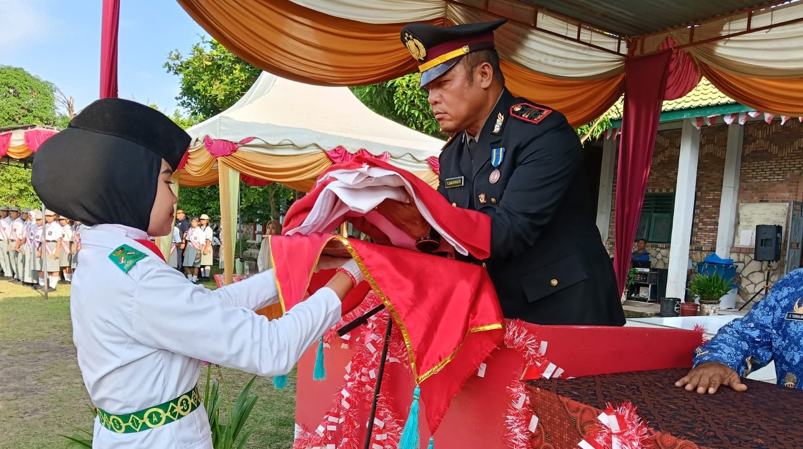 Merah Putih Diturunkan dengan Khidmat, Polsek Bandar Huluan Pastikan Upacara HUT RI ke-81 Berlangsung Aman