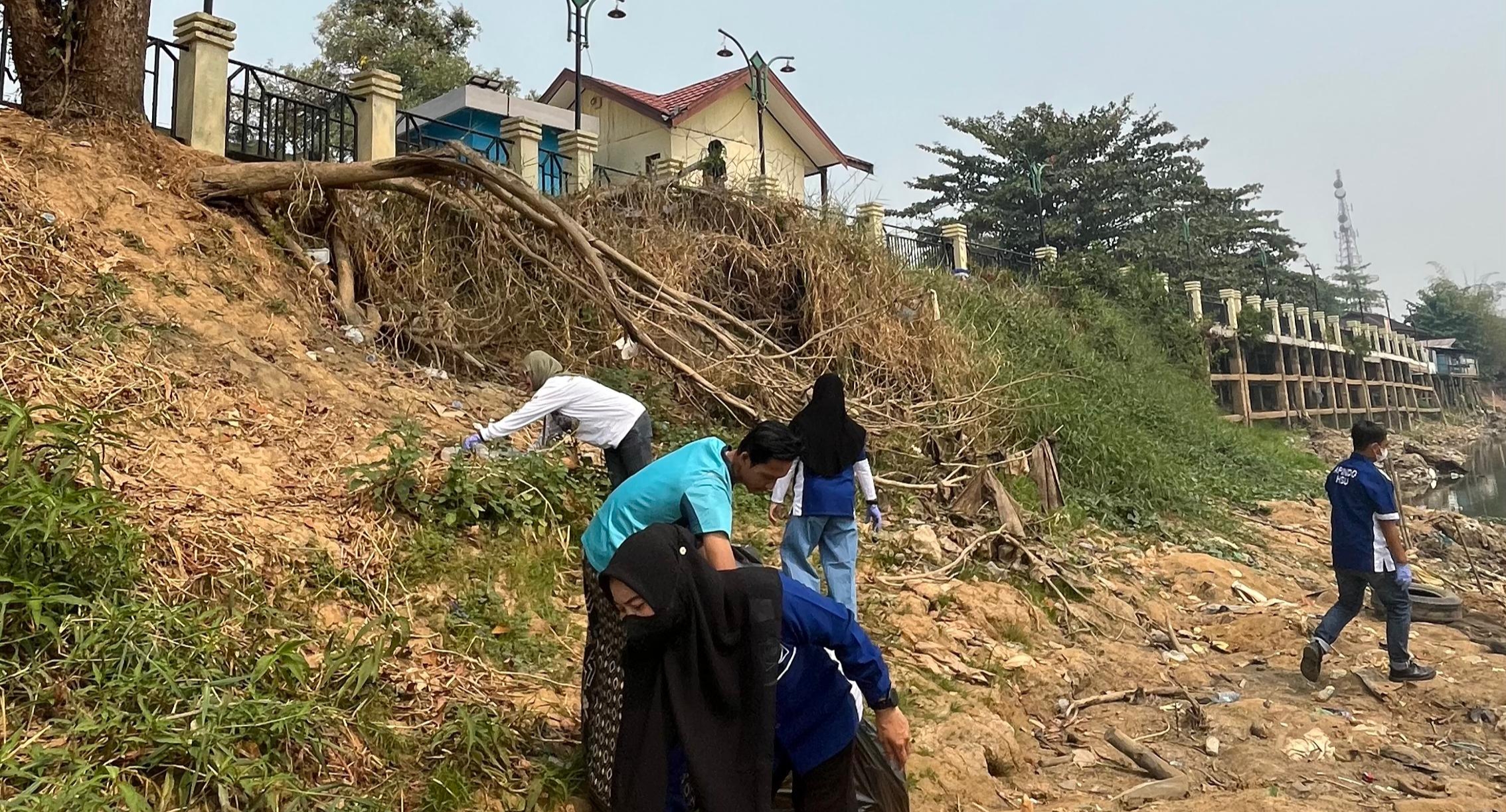 Gabungan Relawan Bersihkan Sampah Pasca Lomba Dayung, Soroti Tanggung Jawab Penyelenggara.