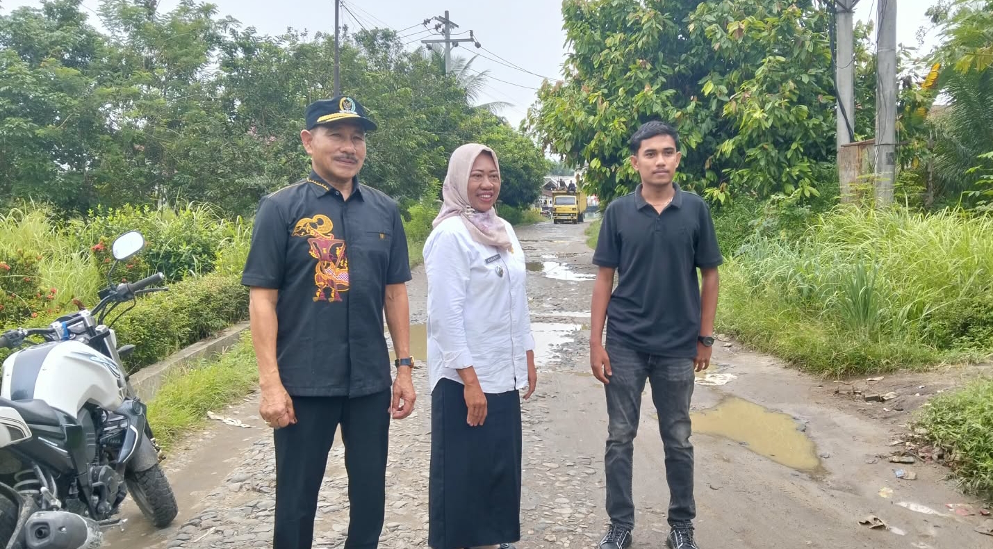 Anggota DPRD H.Girun Tinjau Jalan Rusak Di Nagori Naga Jaya I