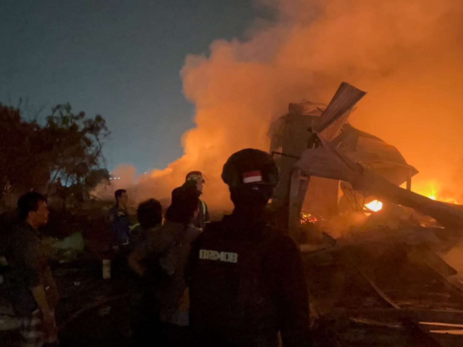 Brimob Polda Metro Jaya Bantu Amankan Lokasi Kebakaran Lapak Limbah di Bekasi