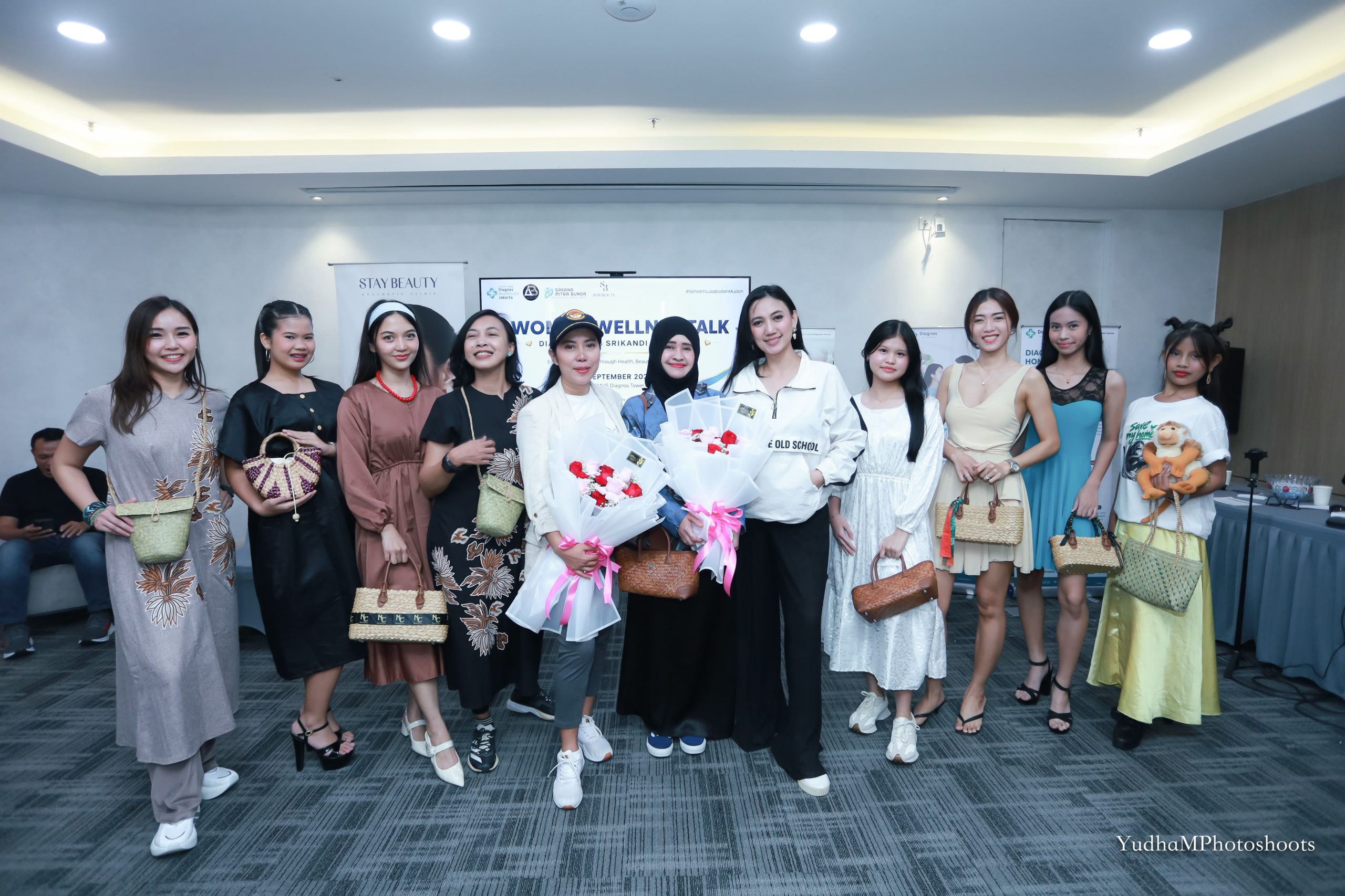Galery APINDO Hulu Sungai Utara Perkenalkan Kerajinan Khas Kalimantan Selatan Melalui Fashion Show AB SRIKANDI di Diagnos Jakarta 