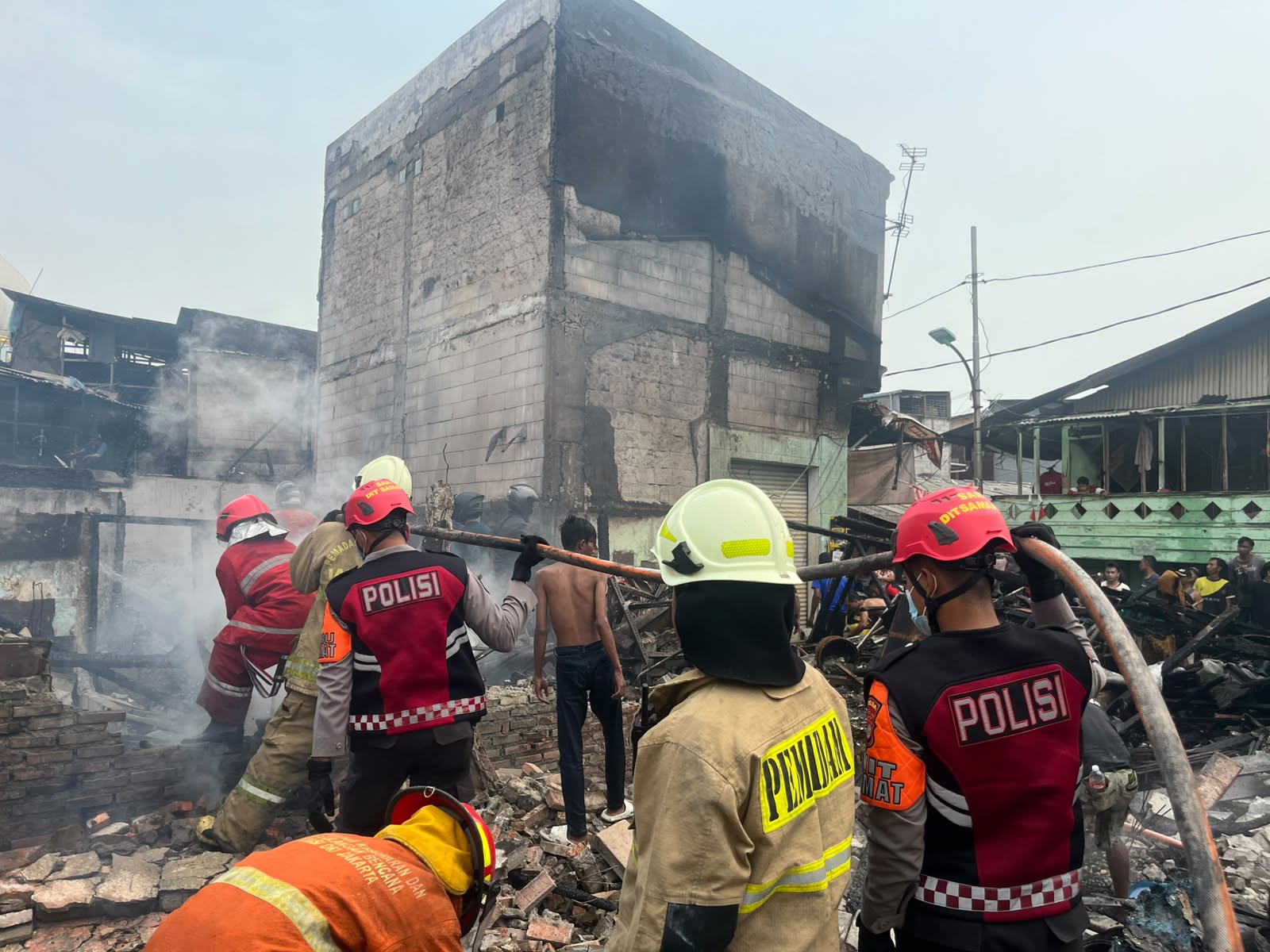 Polda Metro Jaya Buka Dapur Umum untuk Warga Terdampak Kebakaran Kampung Muka