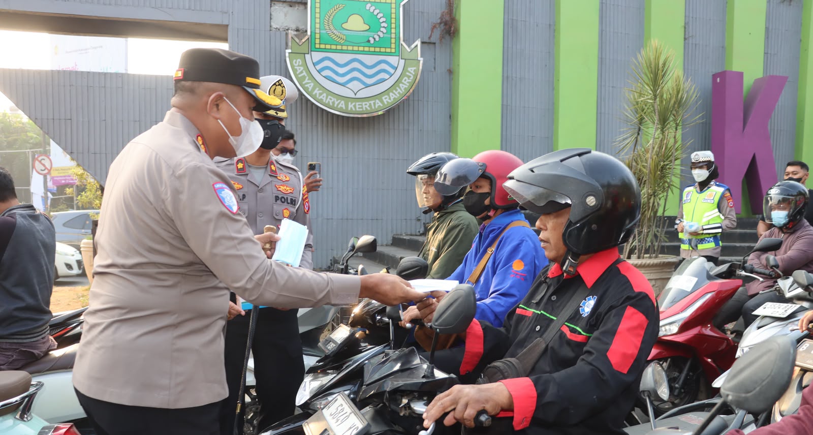 Antisipasi Dampak Abu Vulkanik GAK, Polresta Tangerang Bagikan Masker ke Pengguna Jalan