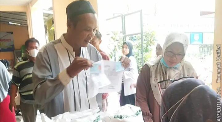 PEMDES Karet Salurkan Bantuan Beras 3 Karung kepada 2.350 KPM, Sekaligus Bagikan Masker