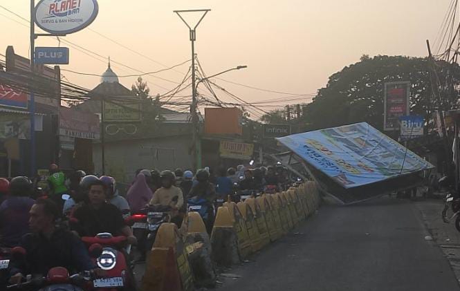 Reklame Dijalan Raya  Mauk Sepatan Roboh