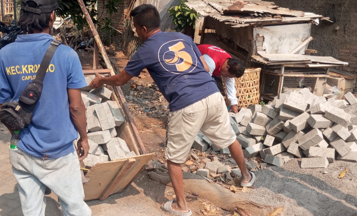 Proyek Paving Desa Tanah Merah Disorot! Tak Terlihat Papan Informasi Publik, Kualitas Pekerjaan dan K3 Dipertanyakan