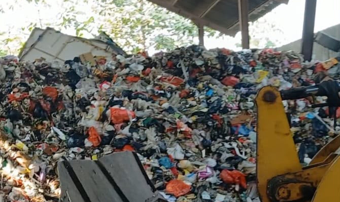 TPS Jalan Sadewa Depok Dikeluhkan: Bau Menyengat, Belatung Berserakan, Jemaat Gereja Terpaksa Pakai Masker
