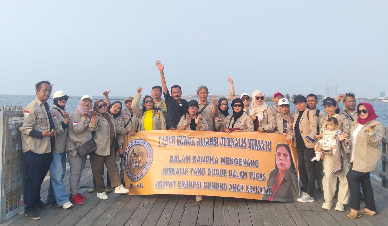 Laut Ancol Jadi Saksi Haru, AJB Tabur Bunga untuk 5 Jurnalis dan 3 Kru Arupadhatu I yang Hilang