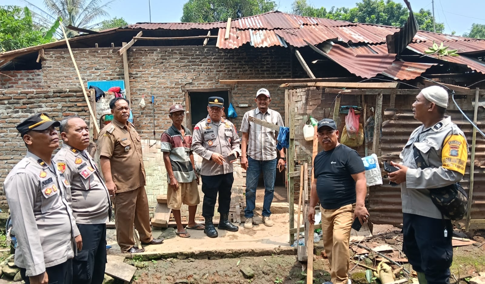 Kapolsek Bandar Huluan Langsung Turun ke Lokasi, 24 Rumah Warga Pematang Bandar Rusak Diterjang Angin Kencang