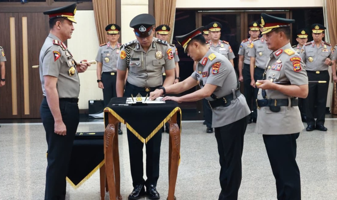 Kapolri Pimpin Sertijab Kakorlantas dan Tiga Kapolda di Mabes Polri