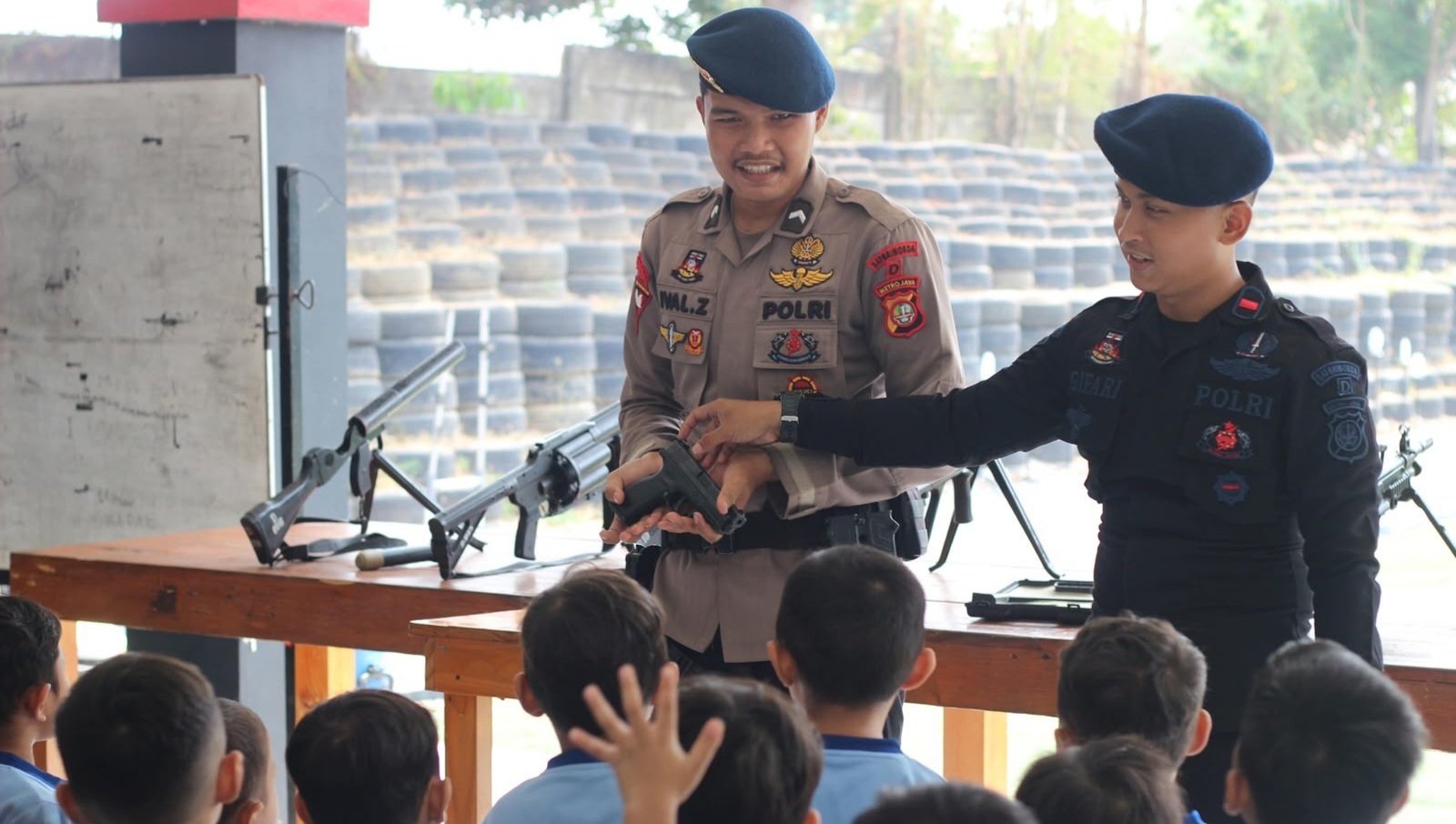 Brimob Polda Metro Jaya Kenalkan Tugas Kepolisian kepada Anak TK