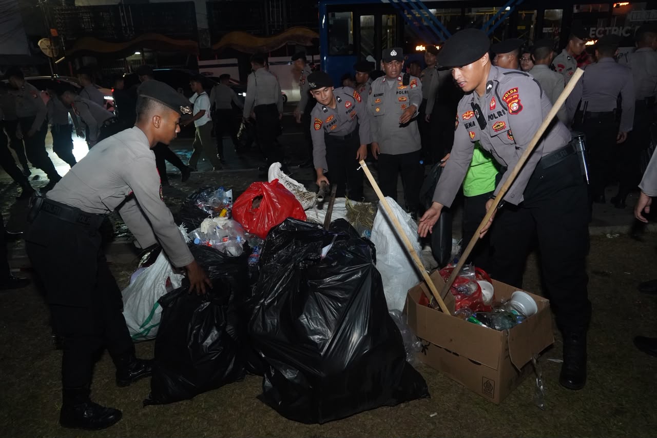 TNI - Polri, Pemprov DKI Bersihkan Sampah Usai Aksi