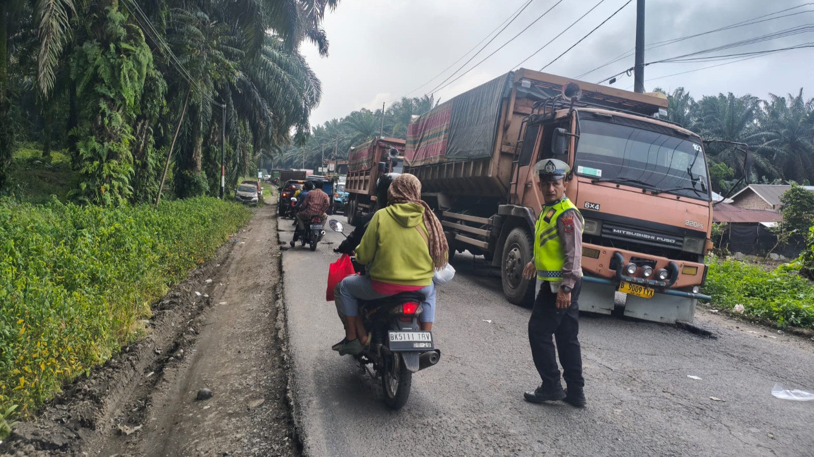 Simpang Marjandi Macet Total, Satlantas Polres Simalungun Turun Tangan Urai Kendaraan