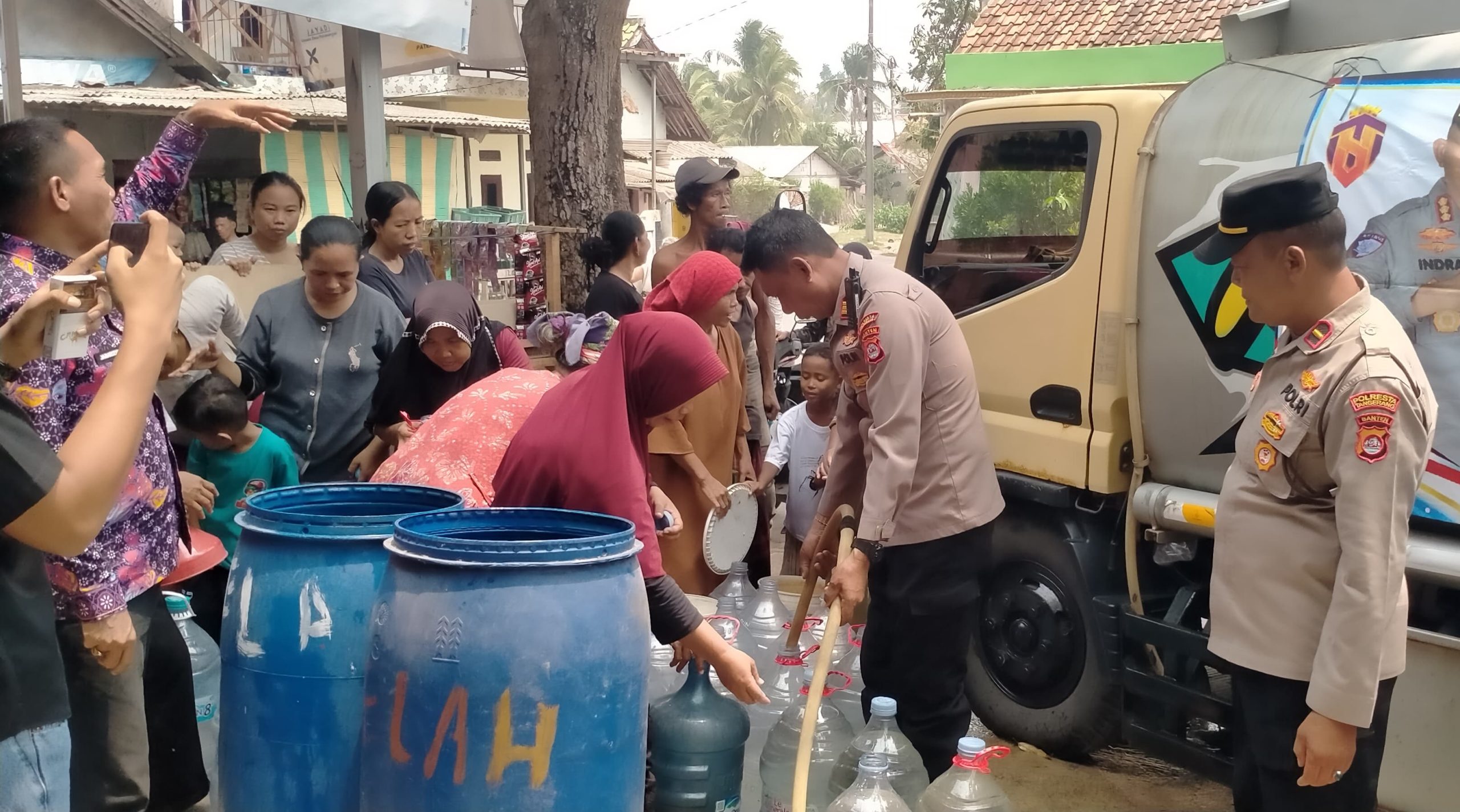 Sentuhan Kepedulian Polri: Polsek Mauk Bagikan Air Bersih Kapolresta Tangerang di Kecamatan Kemiri