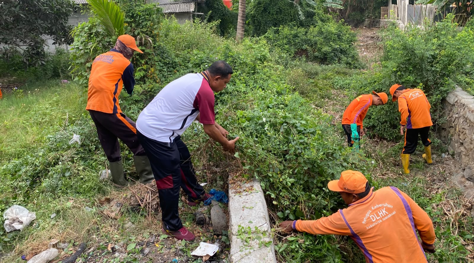 Kompak! Personel Polsek Mauk dan Unsur Forkopimcam Terjun Langsung Kerja Bakti di Kelurahan Mauk Timur