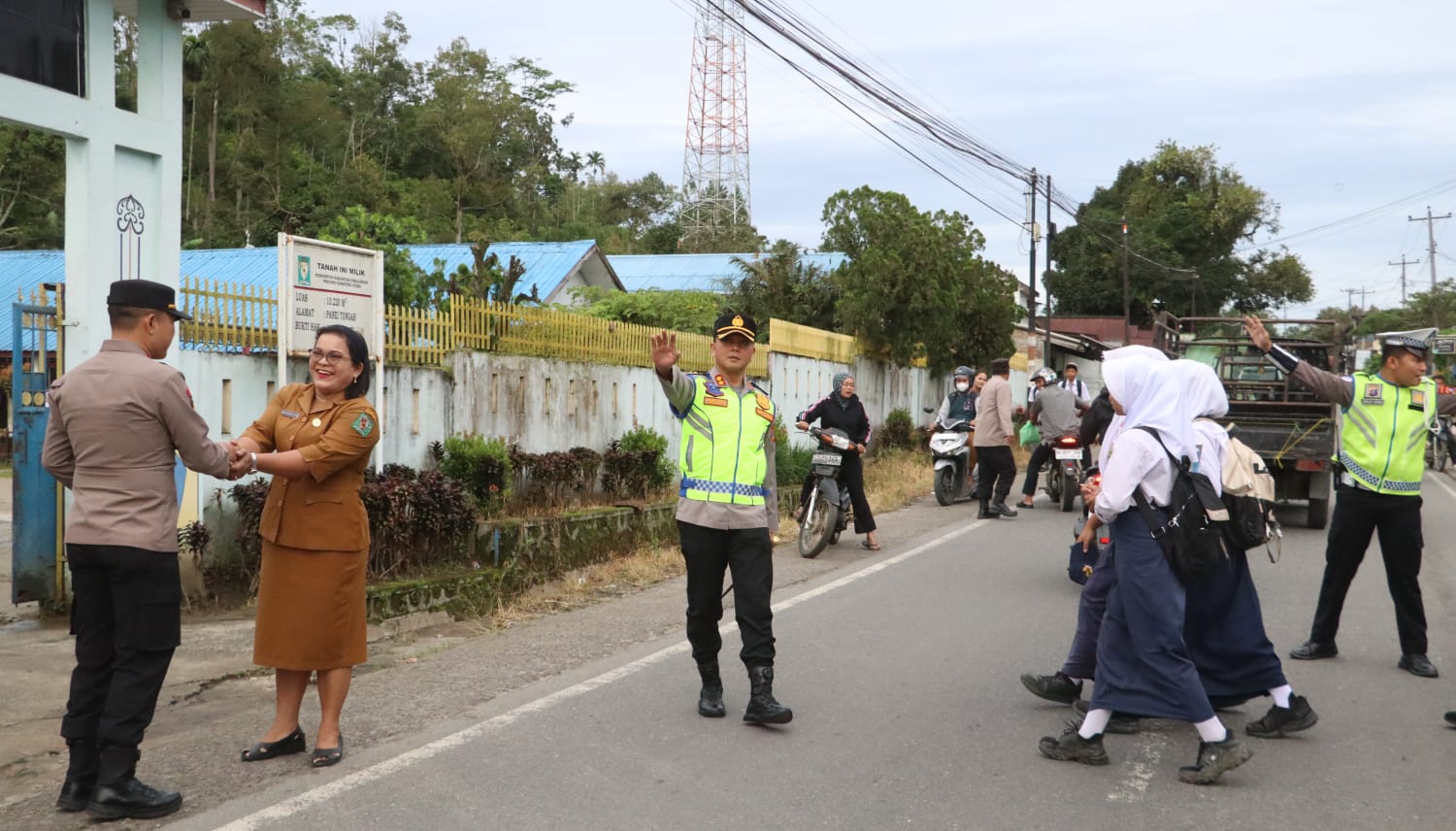 Kapolres Simalungun Terjun Langsung Atur Lalu Lintas Jam Sibuk di Simpang Polsek Panei Tonga