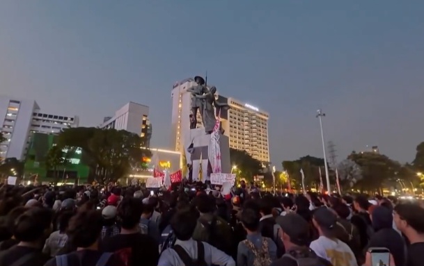 Massa Demo di Tugu Tani Soroti Karhutla dan Beratnya Biaya Hidup, Pemerintah Didesak Berbenah